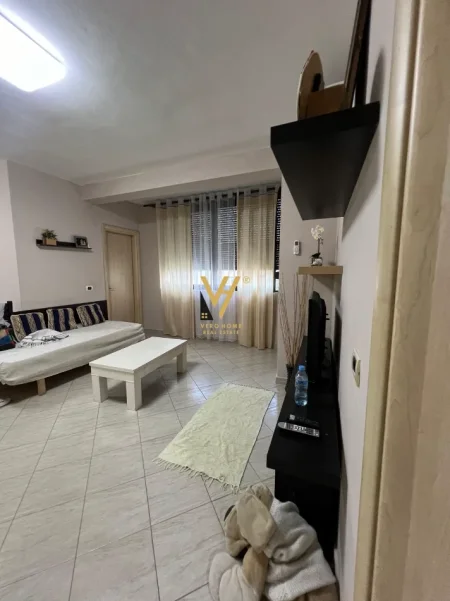 Tirane, jepet me qera apartament 1+1+Ballkon Kati 3, 85 m² 720 € (BLLOK)