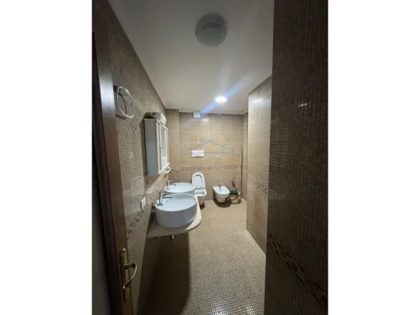 Tirane, jepet me qera ambjent biznesi Kati 6, 122 m² 800 € (Sheshi Avni Rustemi)