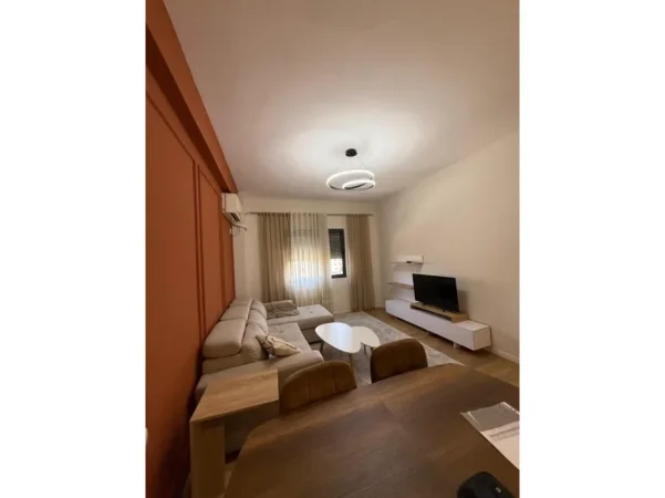 Tirane, jepet me qera apartament 1+1+Ballkon Kati 4, 64 m² 450 € 