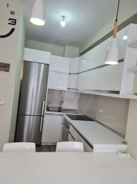 Tirane, jepet me qera apartament 1+1+Ballkon Kati 7, 60 m² 450 € (Rr. Loni Ligori, Pallati AOS Konstruksion)