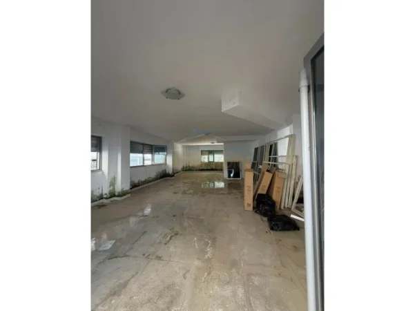 Durres, shitet ambjent biznesi 70 Metra Larg Shetitores Kryesore Kati -1, 220 m² 230.000 € (Golem,Durres)