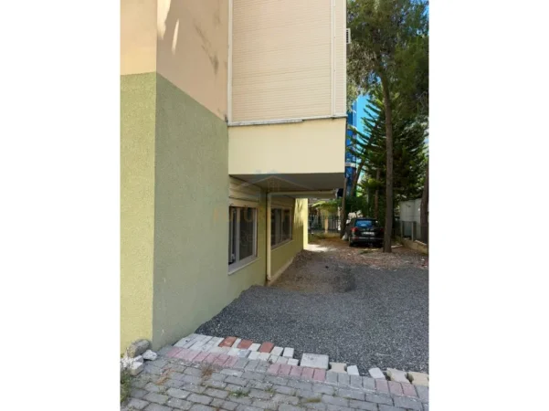 Durres, shitet ambjent biznesi 70 Metra Larg Shetitores Kryesore Kati -1, 220 m² 230.000 € (Golem,Durres)