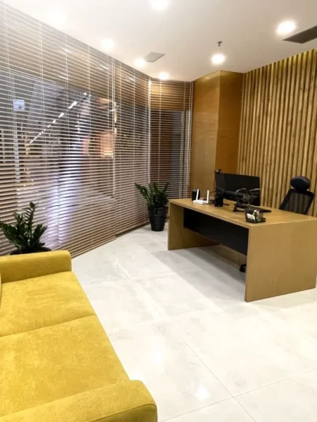 Tirane, jepet me qera zyre Kati 3, 35 m² 750 € (QENDER)