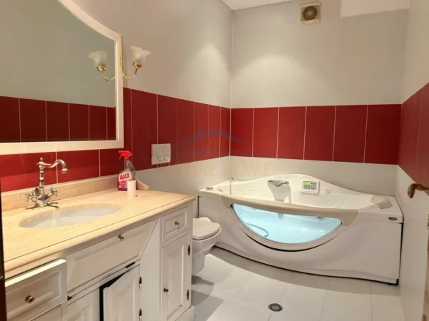 Tirane, jepet me qera apartament 3+1+Ballkon Kati 8, 190 m² 1.100 € (Komuna e Parisit)