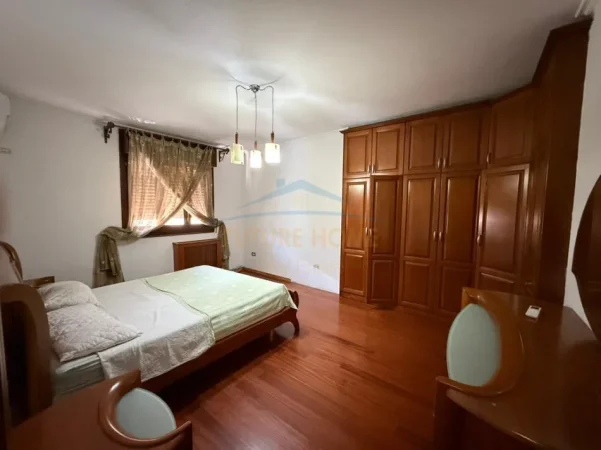 Tirane, jepet me qera apartament 3+1+Ballkon Kati 8, 190 m² 1.100 € (Komuna e Parisit)