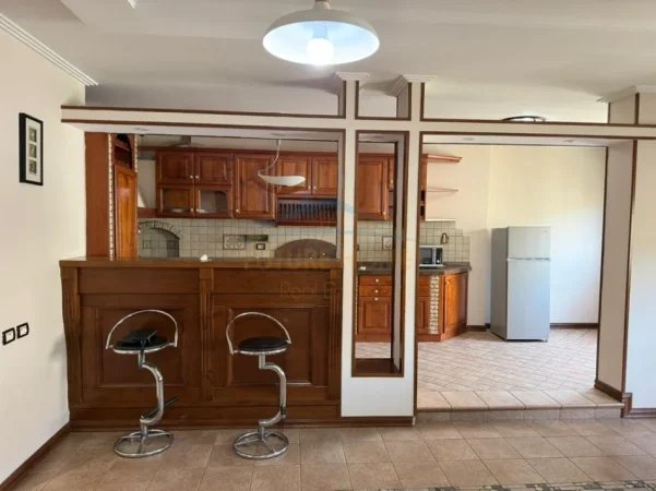 Tirane, jepet me qera apartament 3+1+Ballkon Kati 8, 190 m² 1.100 € (Komuna e Parisit)