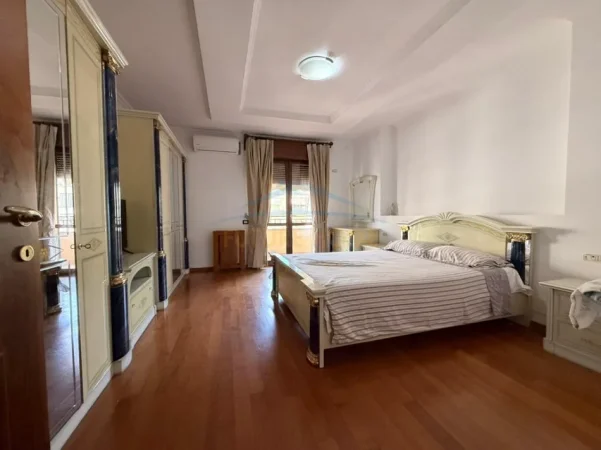 Tirane, jepet me qera apartament 3+1+Ballkon Kati 8, 190 m² 1.100 € (Komuna e Parisit)