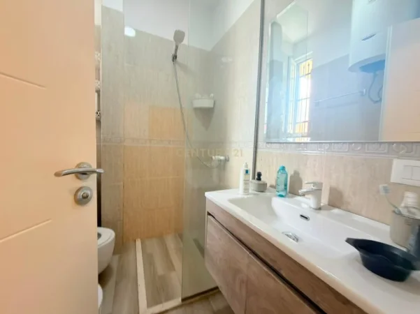 Tirane, jepet me qera apartament 1+1+Ballkon Kati 5, 65 m² 450 € (Ali Dem)