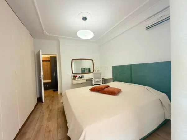 Tirane, jepet me qera apartament 1+1+Ballkon Kati 5, 65 m² 450 € (Ali Dem)