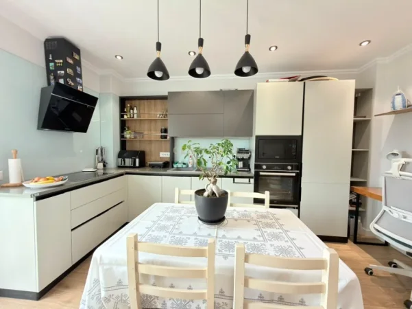 Tirane, jepet me qera apartament 1+1+Ballkon Kati 5, 65 m² 450 € (Ali Dem)