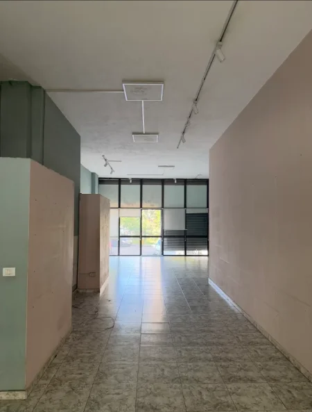 Tirane, jepet me qera dyqan Kati 0, 82 m² 800 € (https://maps.app.goo.gl/Ab3mJW12XYSkT5pW7?g_st=ic)