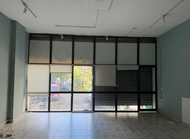 Tirane, jepet me qera dyqan Kati 0, 82 m² 800 € (https://maps.app.goo.gl/Ab3mJW12XYSkT5pW7?g_st=ic)