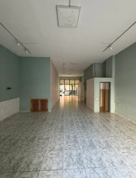 Tirane, jepet me qera dyqan Kati 0, 82 m² 800 € (https://maps.app.goo.gl/Ab3mJW12XYSkT5pW7?g_st=ic)