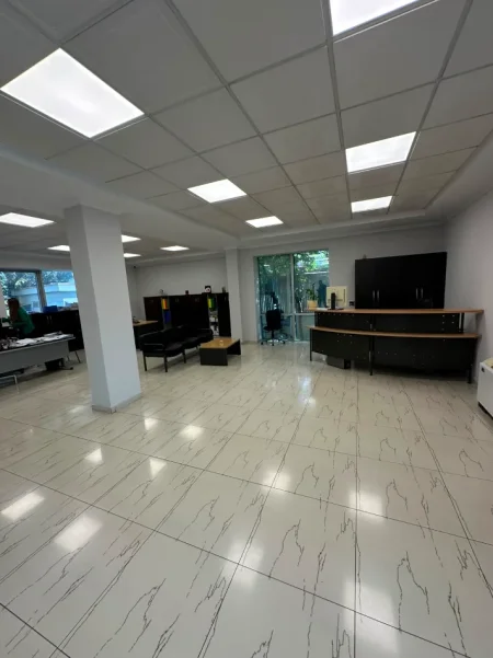 Tirane, shitet magazine , 5.600 m² 4.200.000 € (Vore)