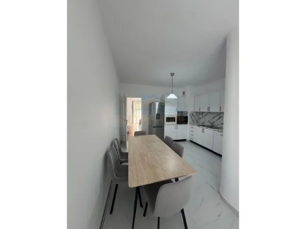 Tirane, jepet me qera apartament 2+1+Ballkon Kati 3, 134 m² 700 € (Fresk)
