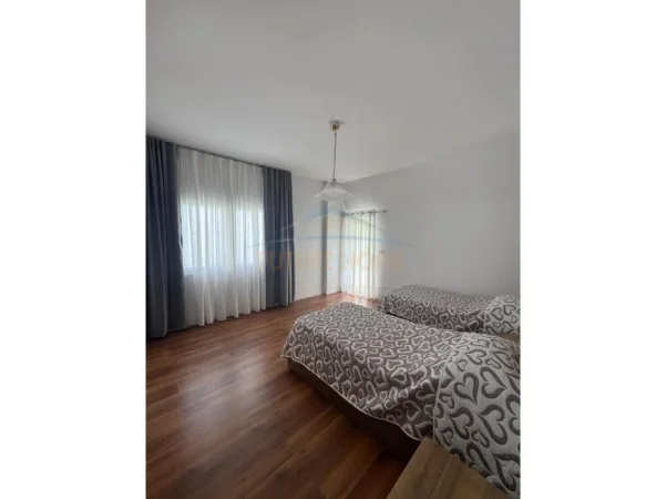 Tirane, jepet me qera apartament 2+1+Ballkon Kati 3, 134 m² 700 € (Fresk)