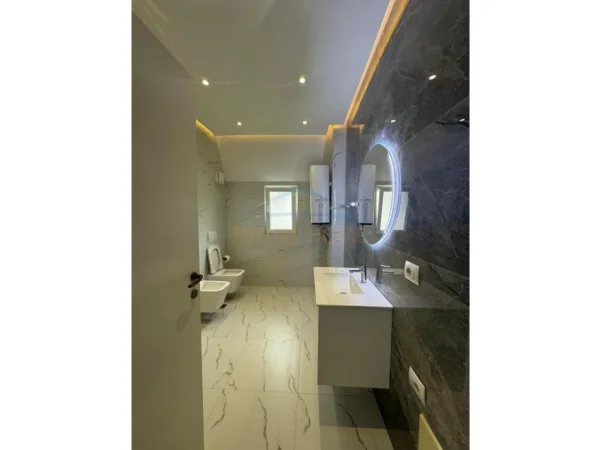 Tirane, jepet me qera apartament 2+1+Ballkon Kati 3, 134 m² 700 € (Fresk)