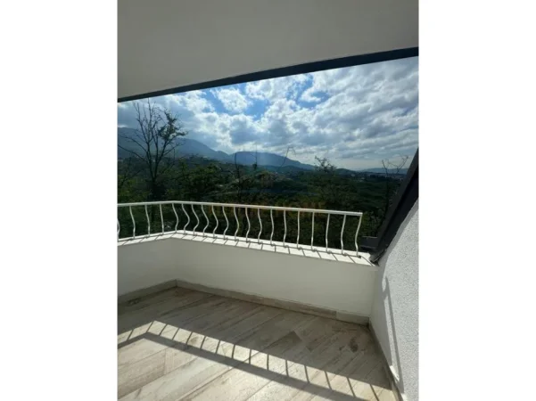 Tirane, jepet me qera apartament 2+1+Ballkon Kati 3, 134 m² 700 € (Fresk)