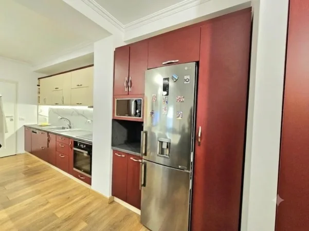 Tirane, jepet me qera apartament 2+1 Kati 1, 95 m² 700 € (Rr. Selite e Vjeter, prane Kopshtit Botanik)