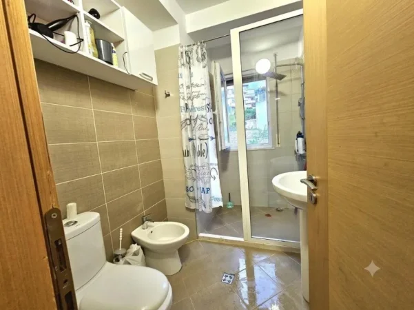 Tirane, jepet me qera apartament 2+1 Kati 1, 95 m² 700 € (Rr. Selite e Vjeter, prane Kopshtit Botanik)