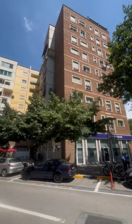 Tirane, jepet me qera apartament 2+1 Kati 1, 95 m² 700 € (Rr. Selite e Vjeter, prane Kopshtit Botanik)