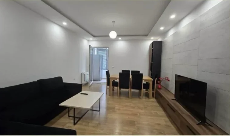 Tirane, jepet me qera apartament 2+1+Ballkon Kati 6, 100 m² 700 € (Stacioni i fundit i Tiranës së Re)