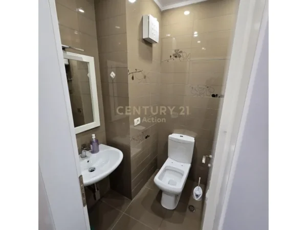 Tirane, jepet me qera apartament 2+1 Kati 6, 98 m² 700 € (Ali Demi Action107210)