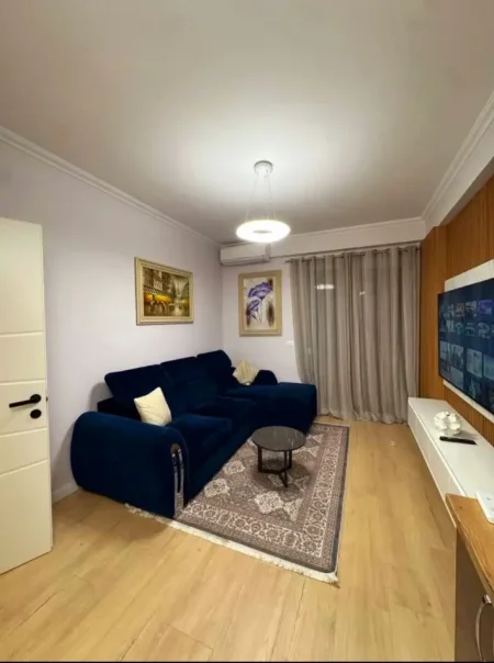Tirane, jepet me qera apartament 1+1 Kati 7, 530 € (Astir)