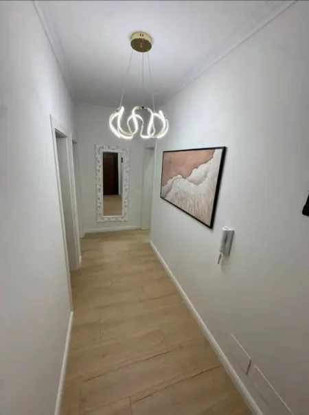 Tirane, jepet me qera apartament 1+1 Kati 7, 530 € (Astir)