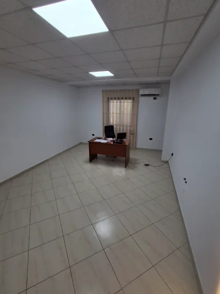 Tirane, jepet me qera zyre Kati 2, 60 m² 600 € 