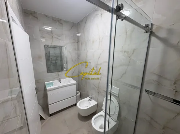 Tirane, jepet me qera apartament 1+1 Kati 2, 62 m² 570 € (LAPRAKE)
