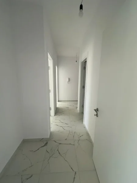 Tirane, jepet me qera zyre Kati 1, 90 m² 450 € (Univers City, QTU)