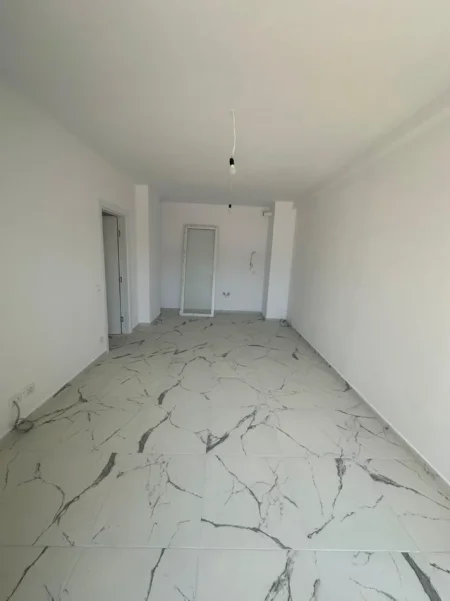 Tirane, jepet me qera zyre Kati 1, 90 m² 450 € (Univers City, QTU)