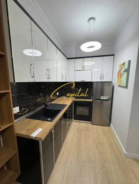 Tirane, jepet me qera apartament 1+1 Kati 7, 70 m² 500 € (ASTIR)