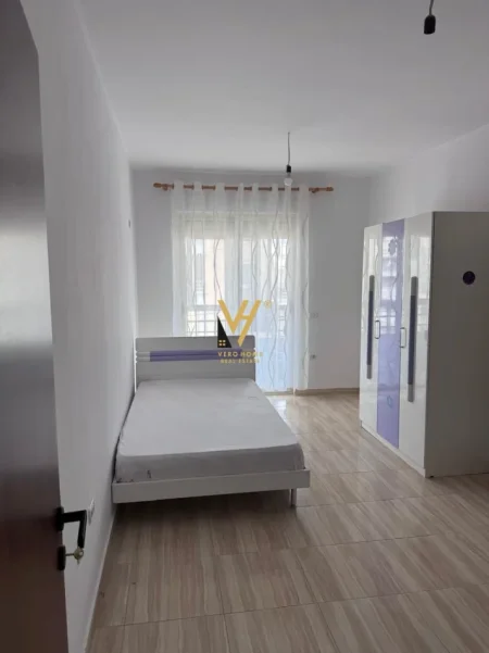 Tirane, jepet me qera apartament 1+1+Ballkon Kati 3, 105 m² 490 € (YZBERISHT)
