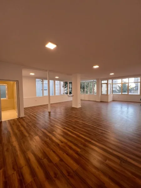Tirane, jepet me qera zyre Kati 1, 150 m² 1.800 € (LIQENI I THATE)