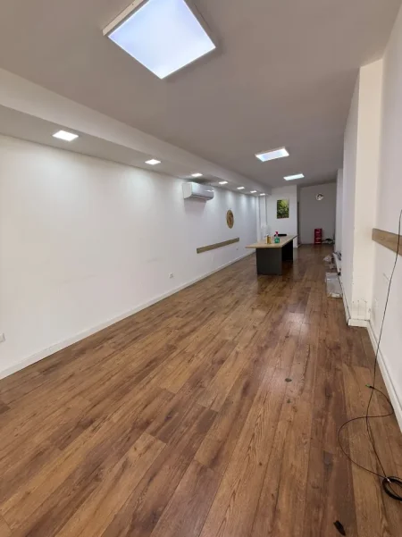 Tirane, jepet me qera ambjent biznesi Kati 0, 44 m² 630 € (Rruga Dritan Hoxha)
