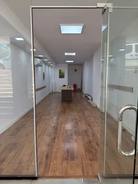 Tirane, jepet me qera ambjent biznesi Kati 0, 44 m² 630 € (Rruga Dritan Hoxha)