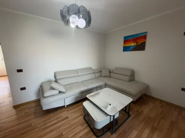Tirane, jepet me qera apartament 2+1 Kati 3, (ish parku i autobusave)