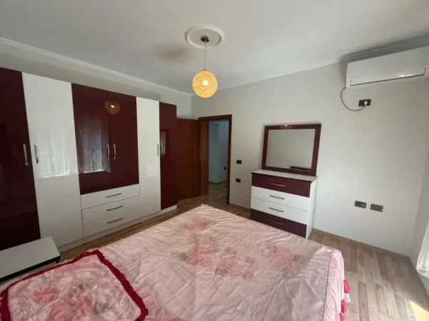 Tirane, jepet me qera apartament 2+1 Kati 3, (ish parku i autobusave)
