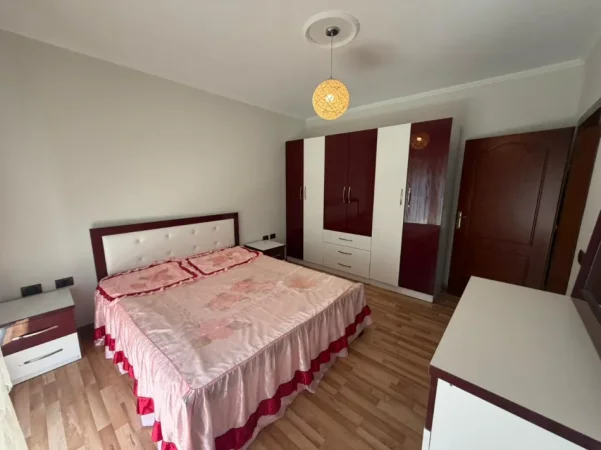 Tirane, jepet me qera apartament 2+1 Kati 3, (ish parku i autobusave)