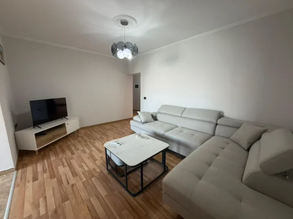 Tirane, jepet me qera apartament 2+1 Kati 3, (ish parku i autobusave)