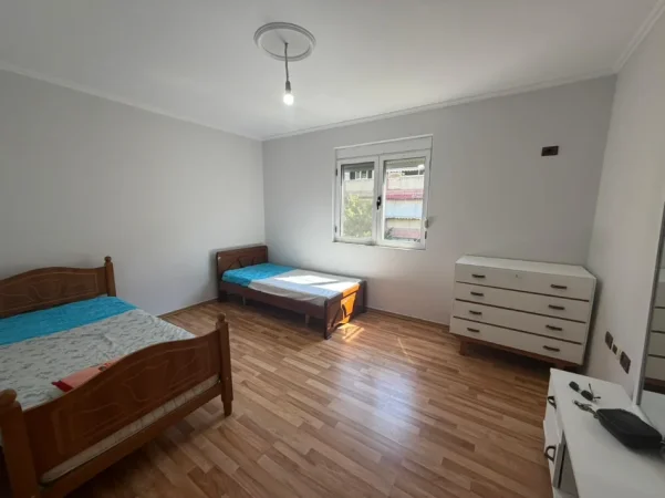 Tirane, jepet me qera apartament 2+1 Kati 3, (ish parku i autobusave)