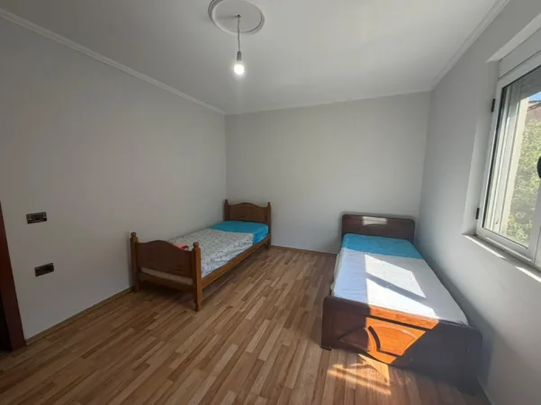 Tirane, jepet me qera apartament 2+1 Kati 3, (ish parku i autobusave)