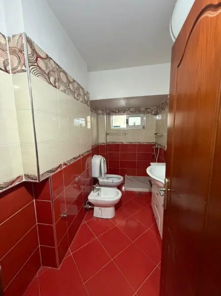 Tirane, jepet me qera apartament 2+1 Kati 3, (ish parku i autobusave)