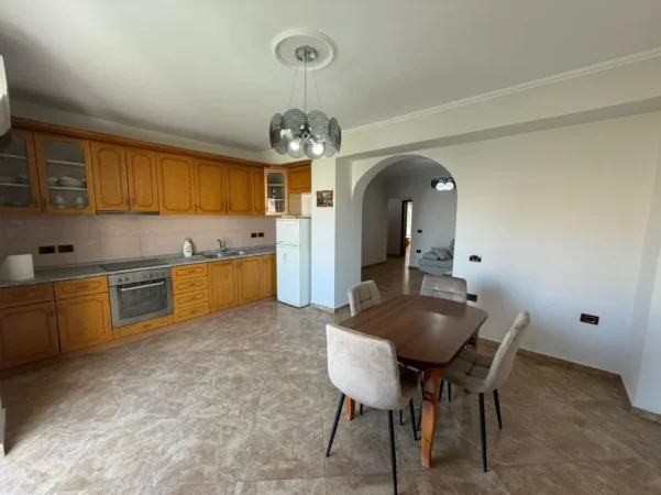 Tirane, jepet me qera apartament 2+1 Kati 3, (ish parku i autobusave)