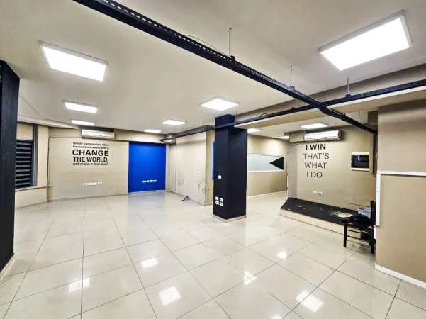 Tirane, jepet me qera ambjent biznesi Kati 5, 300 m² 2.600 € (Rruga e Dibres)