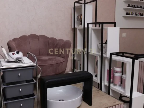 Tirane, jepet me qera aktivitet biznesi Kati 0, 45 m² 1.800 € (Kristal Center)