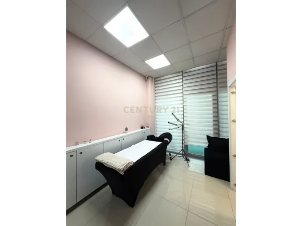 Tirane, jepet me qera aktivitet biznesi Kati 0, 45 m² 1.800 € (Kristal Center)