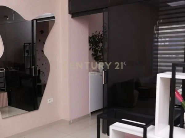 Tirane, jepet me qera aktivitet biznesi Kati 0, 45 m² 1.800 € (Kristal Center)